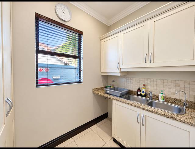 4 BEDROOM TOWNHOUSE TO LET IN BALLITO CENTRAL